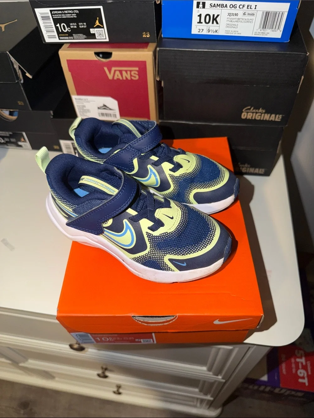 Nike Kids Navy and Neon Yellow Hook-and-Loop Sneakers
